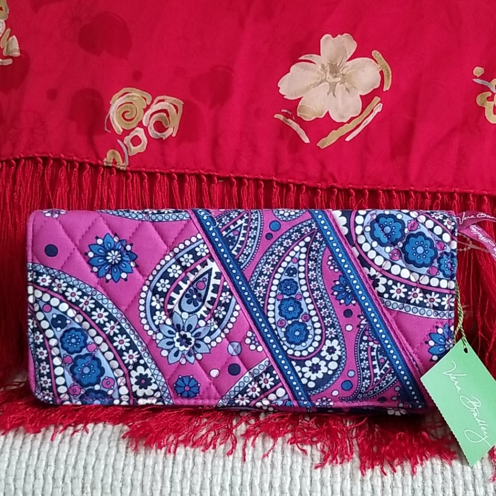 Vera Bradley travel wallet nwt.